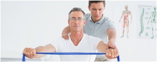 an-elderly-and-a-physiotherapist